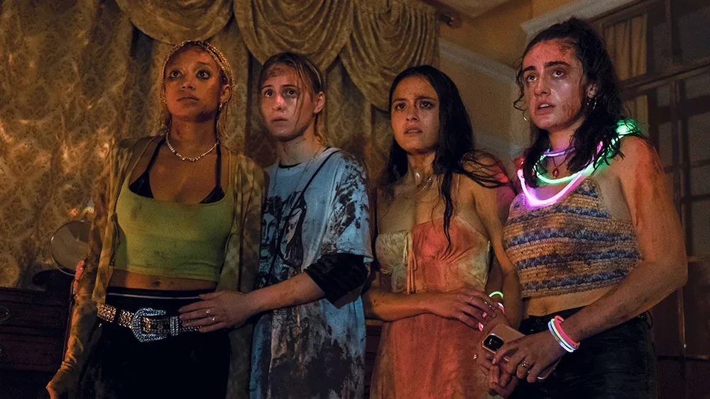 Bodies Bodies Bodies (2019) - każdy staje się podejrzany w sprawie morderstwa Davida. Jednak punktem kulminacyjnym okazuje się moment, gdy wychodzi na jaw, że śmierć mężczyzny była nieszczęśliwym wypadkiem podczas nagrywania TikToka, a wszystkie kolejne tragedie wynikły jedynie z paranoi i chaosu, nie działania mordercy.