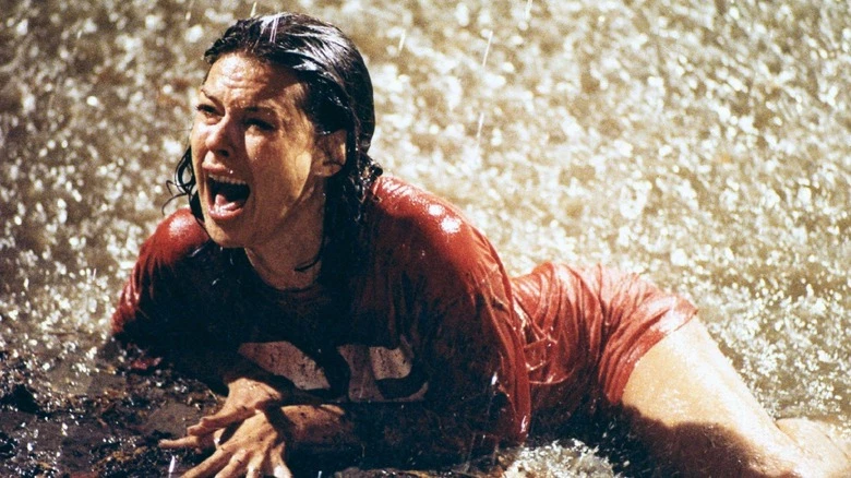 Duch (1982) - aktorka JoBeth Williams była przekonana, że w scenie, gdzie jej bohaterka wpada do wykopanego basenu, na planie filmowym pływała wśród sztucznych szkieletów. Dopiero po latach dowiedziała się od członka ekipy efektów specjalnych, że były to prawdziwe ludzkie szczątki.