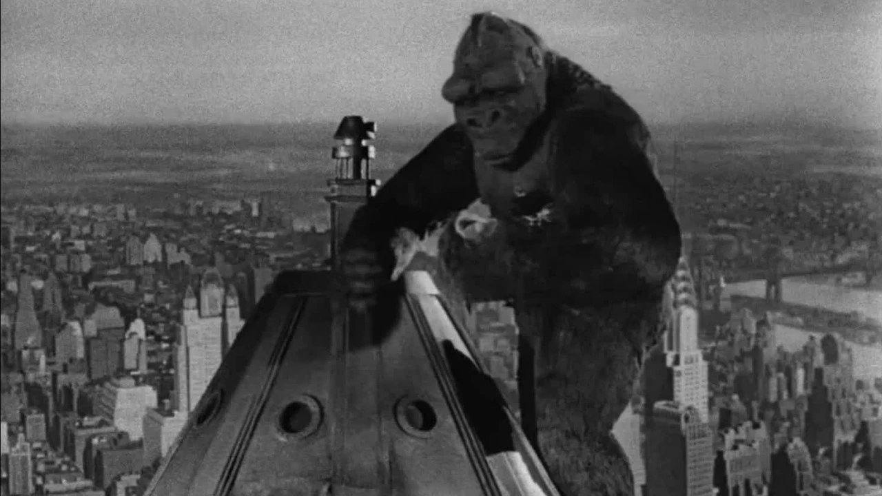 King Kong (seria King Kong) - wywoływał strach wśród ludzi, gdyż uważali go za zagrożenie, zwłaszcza przy uprowadzeniu Anny Darrow. Jednak w rzeczywistości był tylko ogromną małpą próbującą żyć na swojej wyspie, a jego zachowanie było naturalną reakcją na nieznane mu sytuacje i działania ludzi, którzy go wykorzystywali.