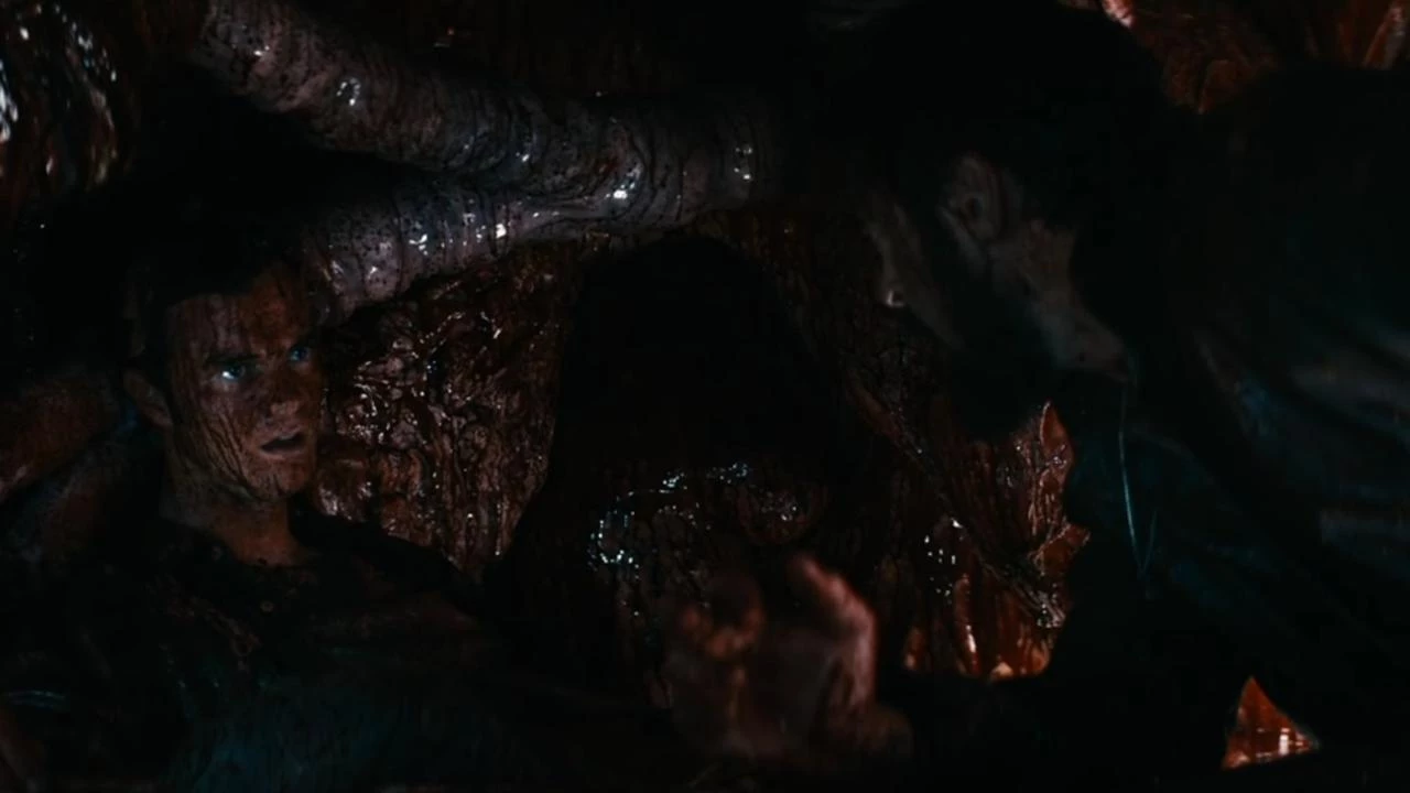 The Boys - ujęcia z wielorybem w drugim sezonie zostały nakręcone wewnątrz realistycznej atrapy zwierzęcia. Laz Alonso zdradził, że on i Jack Quaid często przyklejali się do wnętrzności, bo czerwony, cukrowy syrop imitujący krew zasychał na ich skórze, przez co trudno było im wyjść ze środka po zakończeniu zdjęć.
