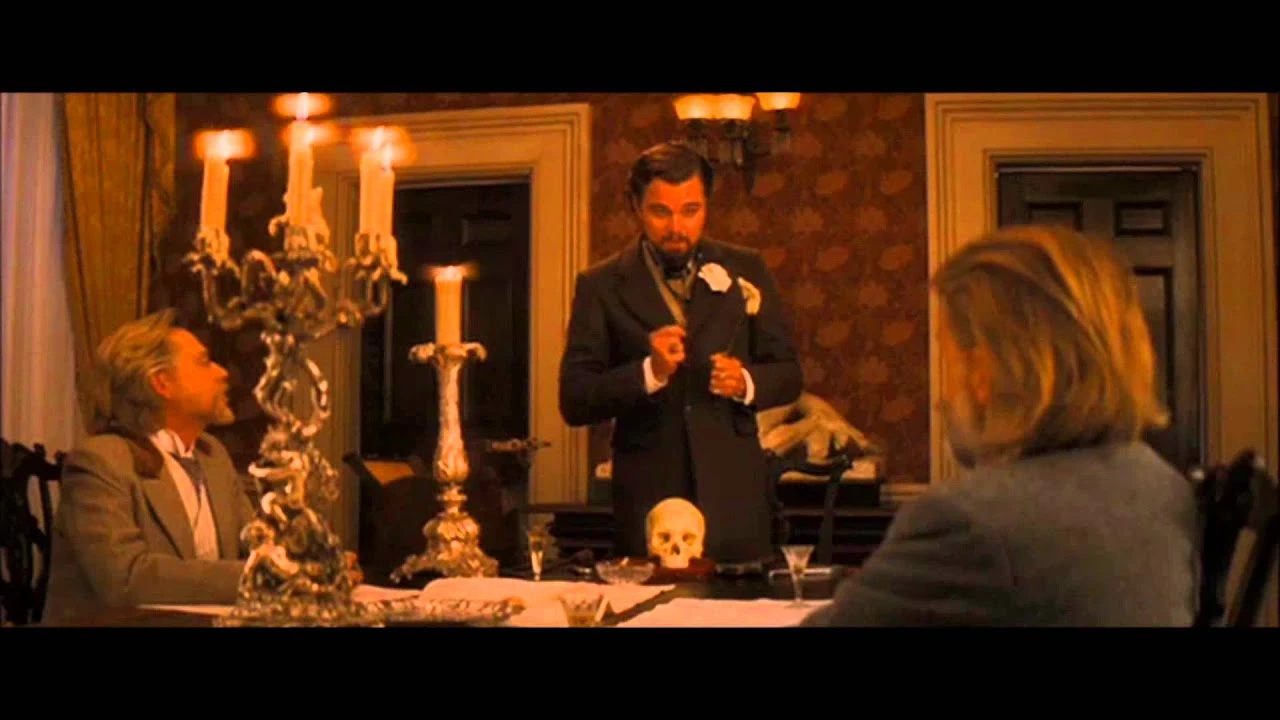 Django (2012) - w momencie kręcenia sceny przy stole Leonardo DiCaprio naprawdę rozciął sobie rękę, gdy roztrzaskał szklankę w przypływie gniewu. Krew widoczna w danym ujęciu była autentyczna.