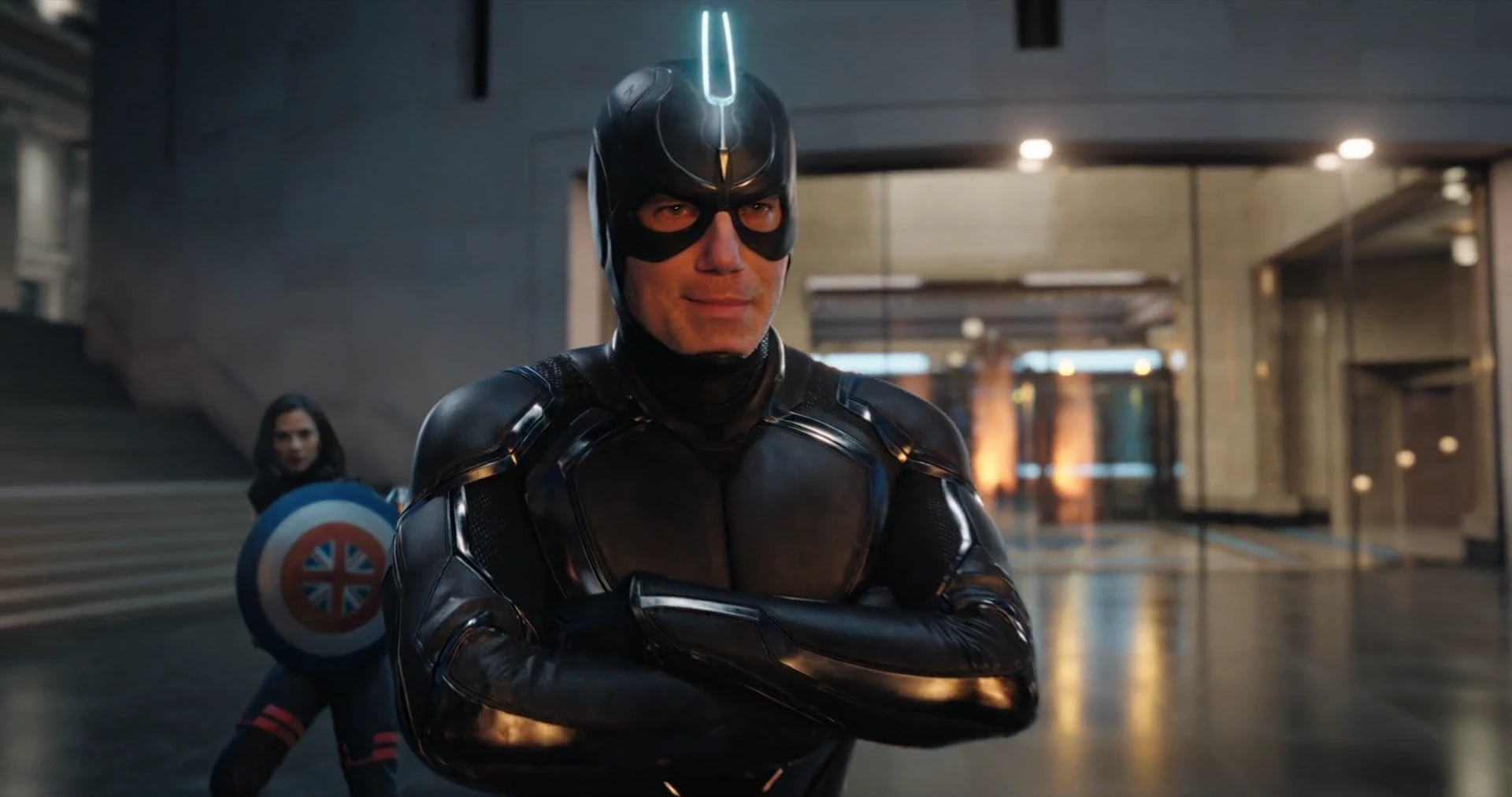 43. Blackagar Boltagon aka Black Bolt - członek Iluminatów z Ziemi-838; w świecie MCU jest on najprawdopodobniej liderem rasy Inhumans; posiada olbrzymią siłę fizyczną i kilka innych nadnaturalnych mocy, jednak jego największą bronią jest głos – cichy szept potrafi rozbić całą armię, natomiast krzyk zniszczyć planetę.