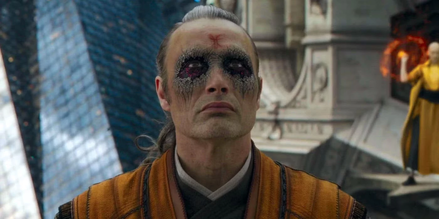 55. Kaecilius - otwiera portale do różnych wymiarów, tworzy projekcje rzeczywistości. Jego moc zwiększa jednak umiejętność przyzywania czarnej magii, co pozwala mu m.in. na tworzenie Wymiaru Lustrzanego.