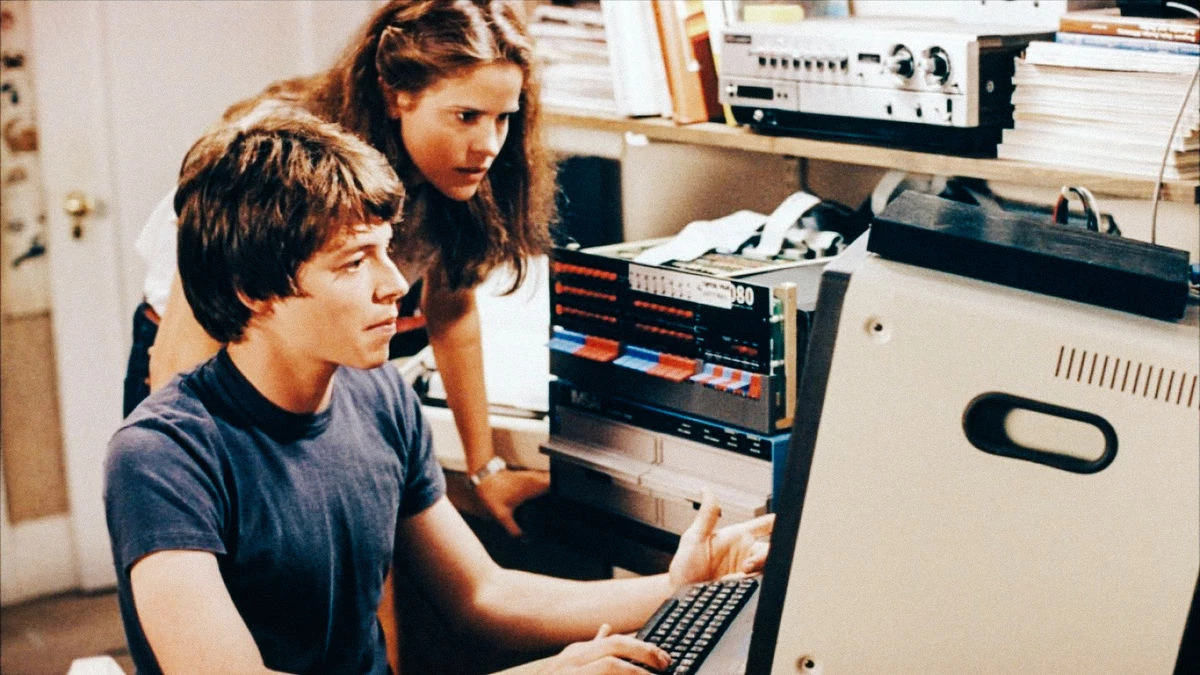 „Gry wojenne” (1983) - pokazał tematykę hakerstwa i cyberwojny. Obecnie cyberbezpieczeństwo jest jednym z kluczowych zagadnień w technologii.
