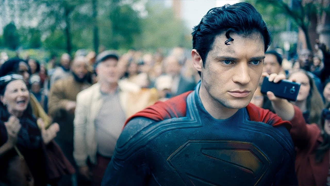 1. Superman - od początku filmu ukazany jest jako najsilniejszy ze wszystkich Meta-ludzi. Choć w trakcie fabuły chwilowo przegrywa z tak potężnymi przeciwnikami jak jego klon Ultraman czy Inżynierka, to finalnie pokonuje wszystkich wrogów. Dysponuje niezwykłymi mocami: nadludzką siłą, prędkością, umiejętnością latania, wytrzymałością czy laserowym wzrokiem.