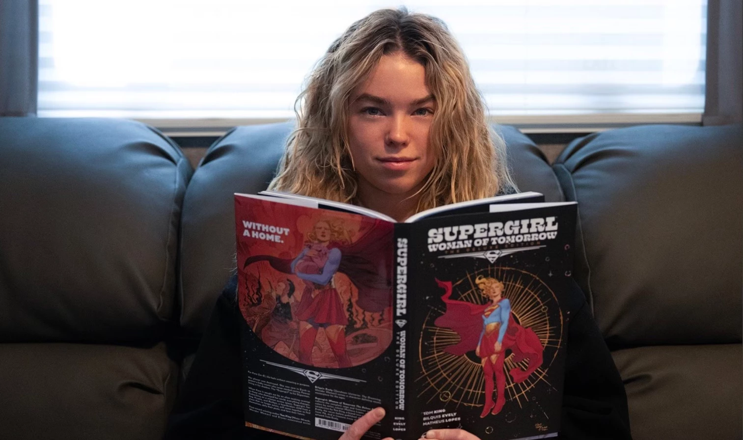 2. Supergirl - pojawia się pod koniec filmu Superman w krótkiej scenie, w której wpada pijana do Fortecy Samotności, by zabrać Krypto. Choć niewiele ujawniono o jej mocach, jako kuzynka Supermana i przedstawicielka rasy Kryptonian, z dużym prawdopodobieństwem posiada te same zdolności, takie jak nadludzka siła, szybkość i umiejętność latania.