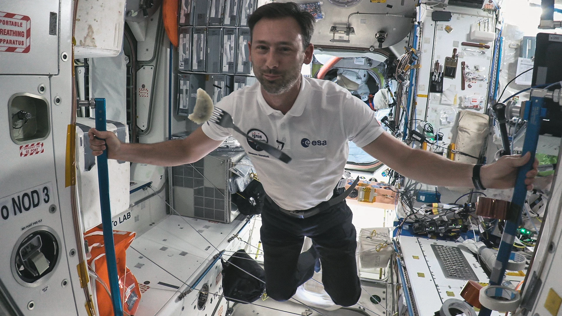 Sławosz Uznański-Wiśniewski na ISS