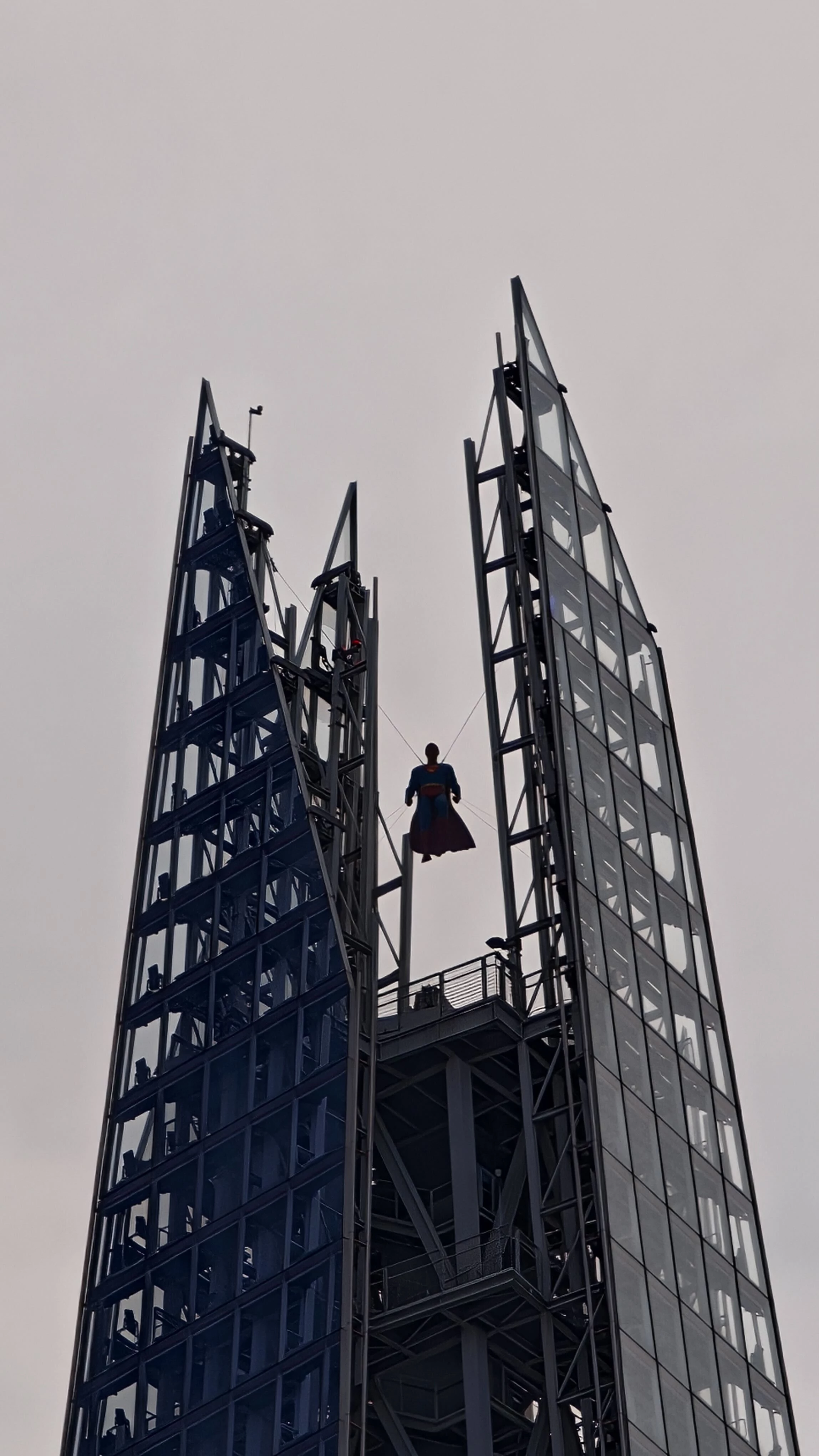 Superman na londyńskim wieżowcu