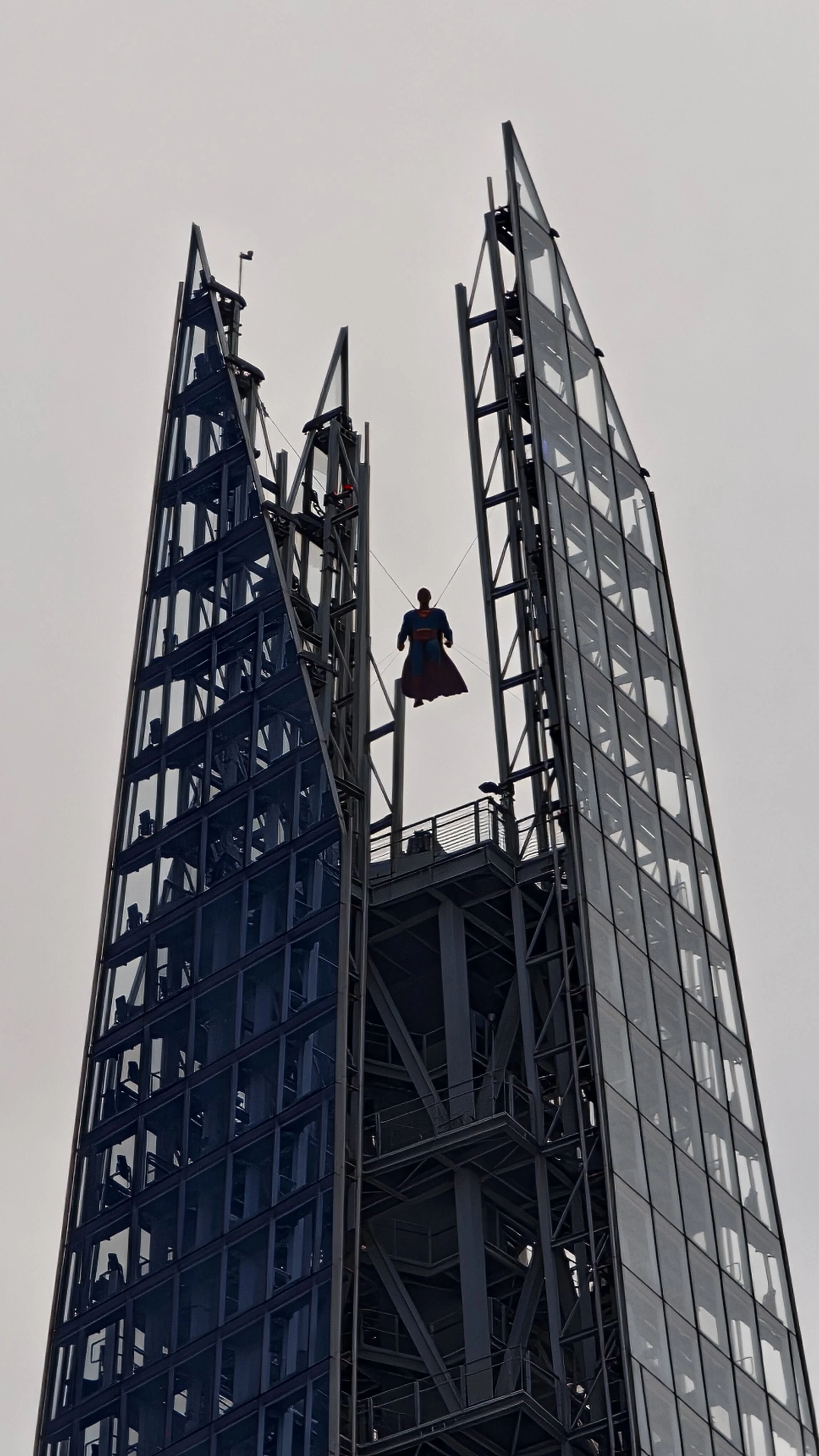 Superman na londyńskim wieżowcu