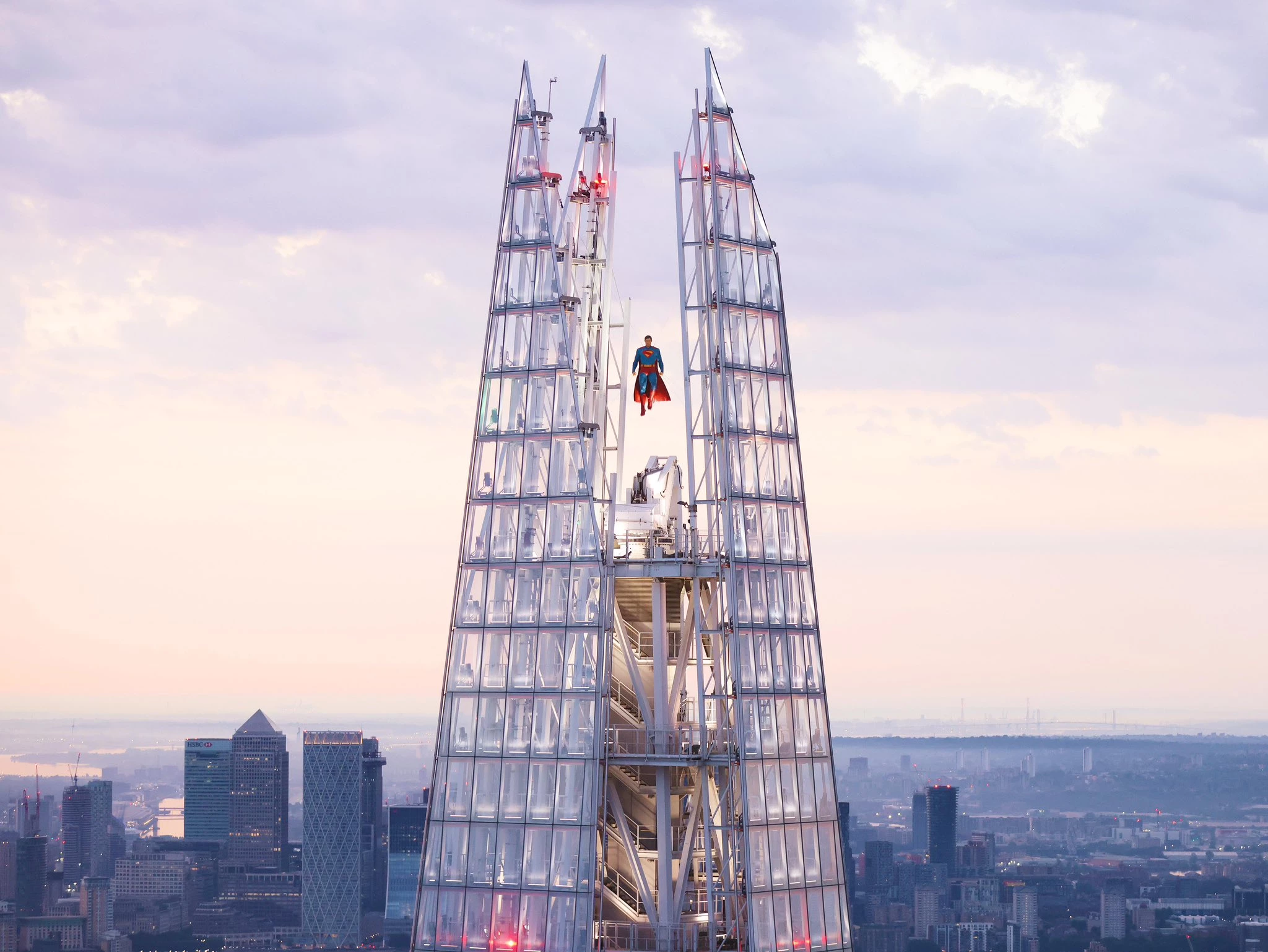 Superman na londyńskim wieżowcu