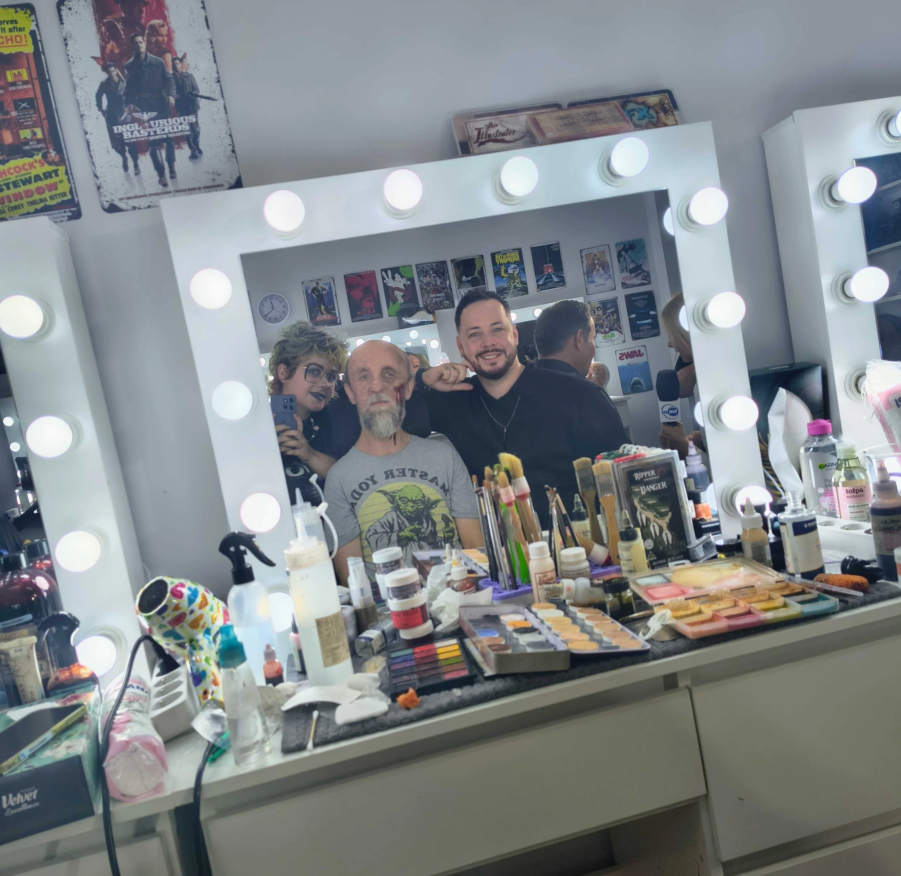 Zdjęcie dziennikarza Adama Siennicy, który na twarzy ma charakteryzację filmową, więc jest to efekt specjalny, nie prawdziwa rana ani nie są to prawdziwe oparzenia. Mamy sztuczne prostetyki nałożone na twarz redaktora przez zawodowych filmowych charakteryzatorów, którzy dla efektu dodali sztuczną i nieprawdziwą krew. To promocja realizmu charakteryzacji filmowej bez żadnego związku z przemocą, wszystko jest sztuczne i nieprawdziwe