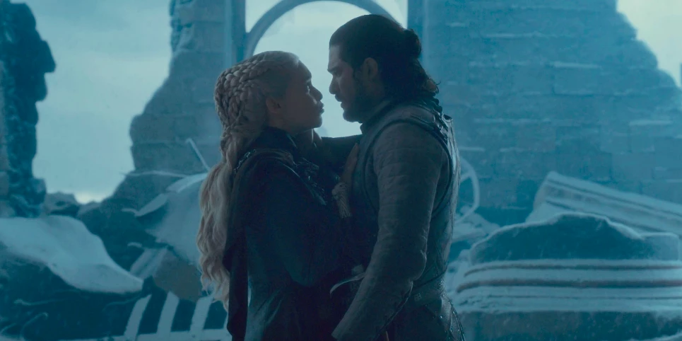 Daenerys Targaryen (Gra o tron) - zamrodowana przez Jona Snowa, który ugodził ją nożem w trakcie pocałunku, by powstrzymać jej dalsze zbrodnie i uratować niewinnych ludzi.