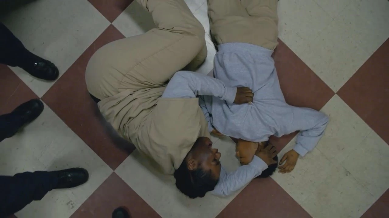 Poussey Washington (Orange is the New Black) - zabita przez strażnika podczas próby załagodzenia pokojowej demonstracji.