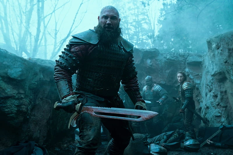 Dave Bautista na planie See w roli złoczyńcy z mieczem, który jest rekwizytem nie prawdziwą bronią