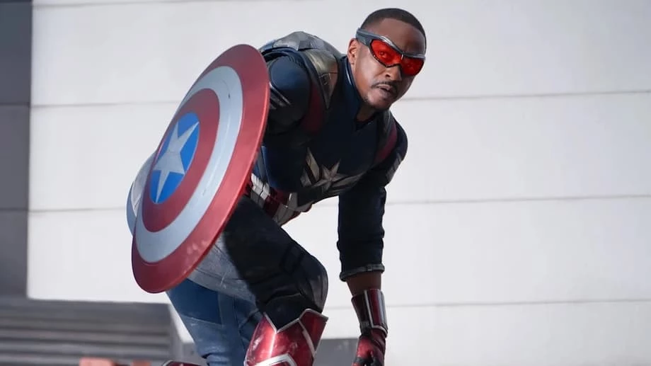 Sam Wilson aka Kapitan Ameryka najprawdopodobniej wciąż nosi ten sam strój, w którym widzieliśmy go w filmie Nowy wspaniały świat. Przypomnijmy, że kostium w swojej zmienionej już wersji jest nieustannie krytykowany przez fanów Marvela, którzy mówią w tym kontekście o „dziecku w ubraniach ojca”.