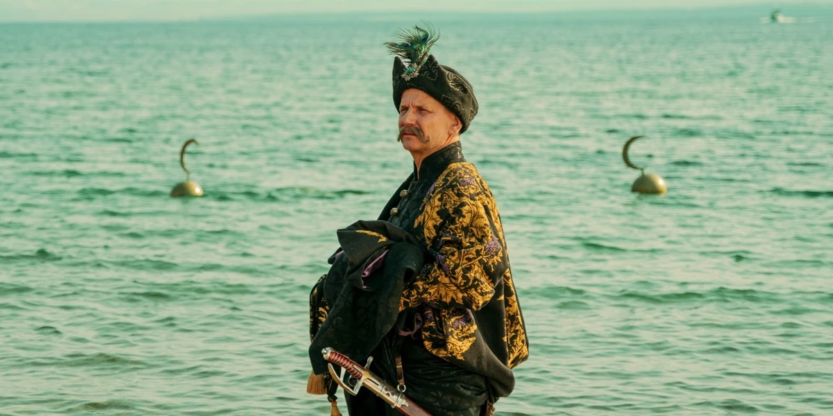 ''Wreszcie wakacje z rodziną, zawsze jeździmy nad polskie morze, ale drogo, tłumy, i rok temu rozbiłem sobie głowę o Bałtyk. Znowu był zamarznięty''.