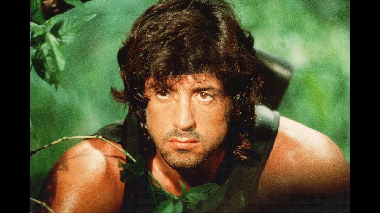John Rambo (m.in. w filmie Rambo II) - następne produkcje przemieniły bohatera o głębokim wymiarze psychologicznym w bezrefleksyjną maszynę do zabijania.
