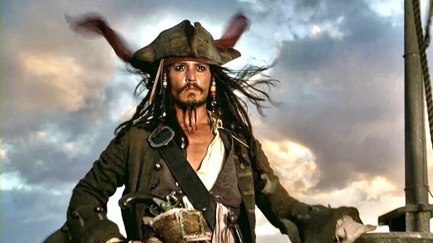 Kapitan Jack Sparrow (kolejne filmy po Piraci z Karaibów: Klątwa Czarnej Perły) - z oryginalnej i nieprzewidywalnej postaci Sparrow przemienił się w karykaturę samego siebie.
