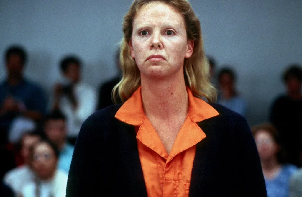 Zjawiskowa aktorka Charlize Theron przeszła metamorfozę do roli seryjnej morderczyni w filmie „Monster”: przytyła 14 kilogramów i zgoliła brwi. Wkładała też specjalną protezę na zęby, by jeszcze bardziej zmienić swój wygląd. Malowano ją tak, by nadać skórze inną teksturę i za pomocą cieni zmienić rysy twarzy. Efekt był powalający.