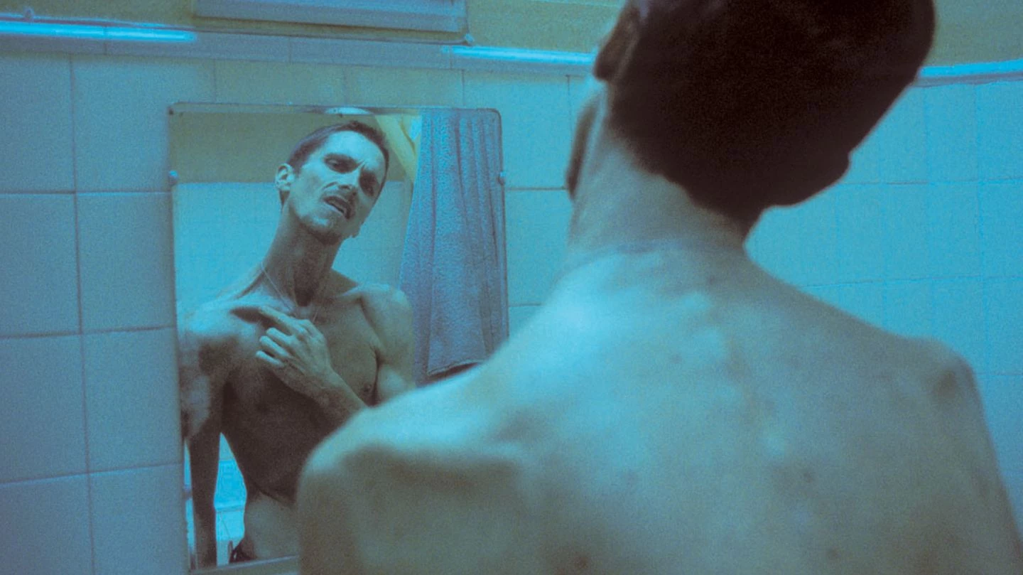 Christian Bale drastycznie schudł do roli Trevora Reznika w filmie „Mechanik”. Przez kilka miesięcy palił papierosy i pił whisky, a jego restrykcyjna dieta składała się z czarnej kawy, jednego jabłka i puszki tuńczyka na dzień. W ten sposób zrzucił ponad 25 kilogramów w ciągu zaledwie czterech miesięcy. Ostatecznie osiągnął wagę 54 kilogramów. Chciał zejść do 45, jednak producenci powstrzymali go ze strachu o jego zdrowie.