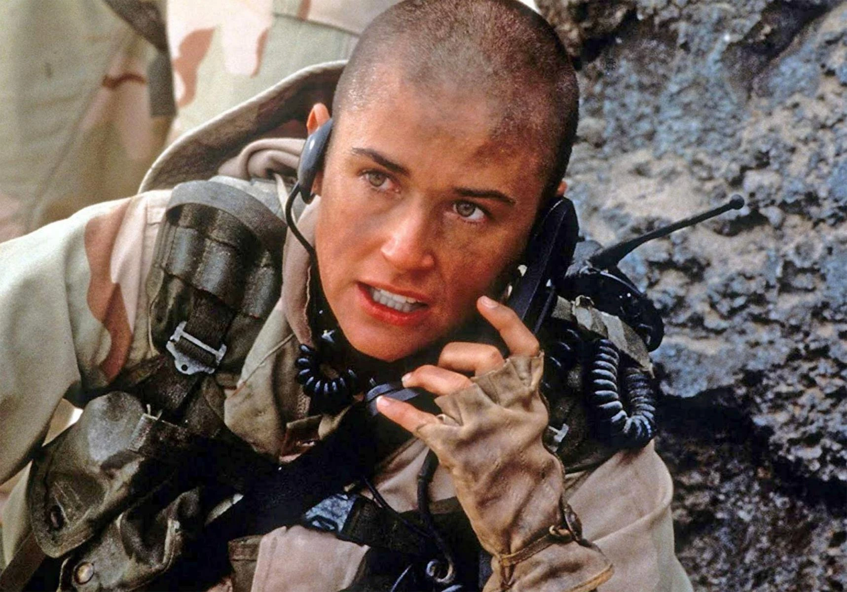 Demi Moore w „G.I. Jane” trudno poznać. Aktorka trenowała w siłach specjalnych Marynarki Wojennej Stanów Zjednoczonych i miała restrykcyjną dietę, co zaowocowało umięśnioną sylwetką. Ogoliła także głowę. Taka kreacja jest zaskoczeniem, ponieważ znamy ją głównie z kobiecych ról.
