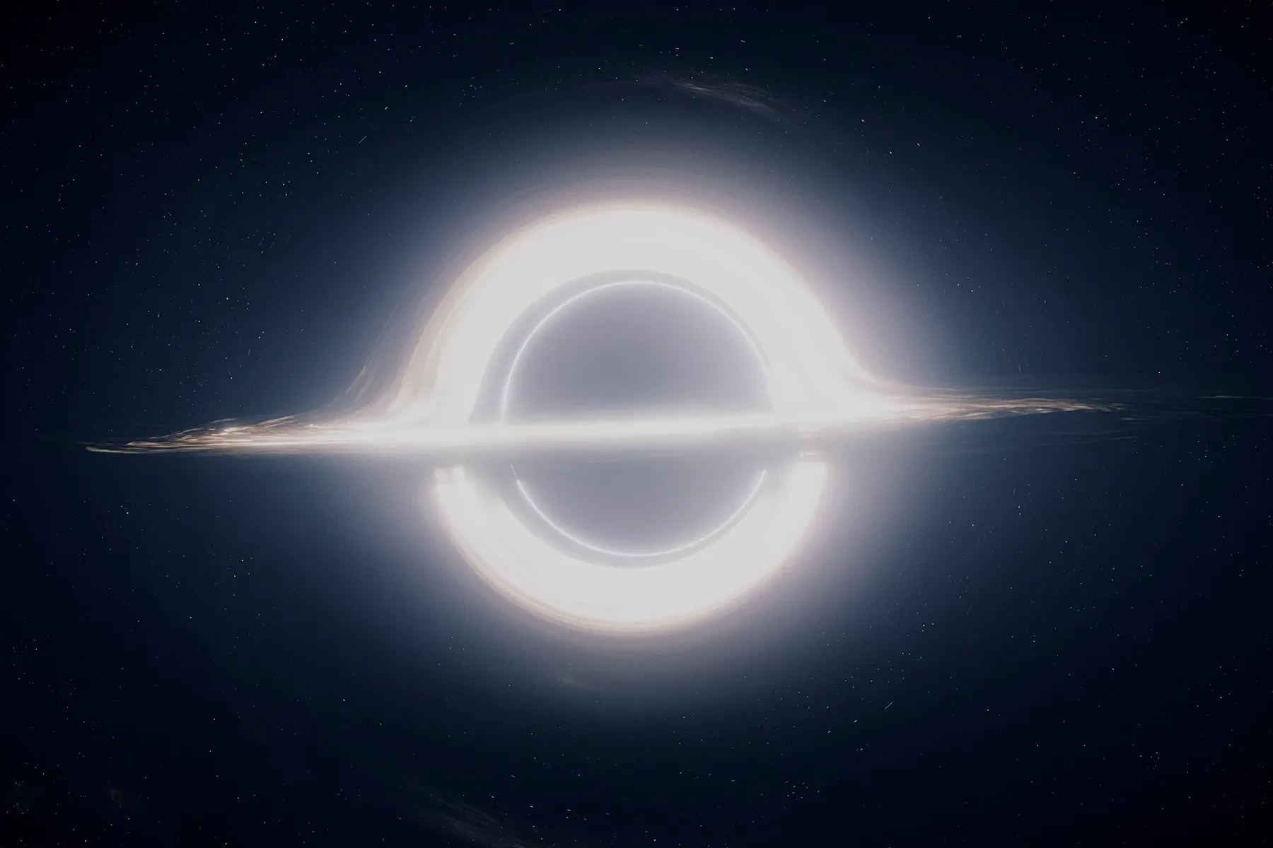 Aby stworzyć ekranowe tunel czasoprzestrzenny i czarną dziurę, Kip Thorne przedstawił mnóstwo równań teoretycznych odpowiedzialnej za efekty specjalne firmie Double Negative. Pokazanie w filmie ich symulacji wymagało stworzenia kilku zupełnie nowych programów, renderowania poszczególnych klatek po nawet 100 godzin i zapisania 800 terabajtów danych.