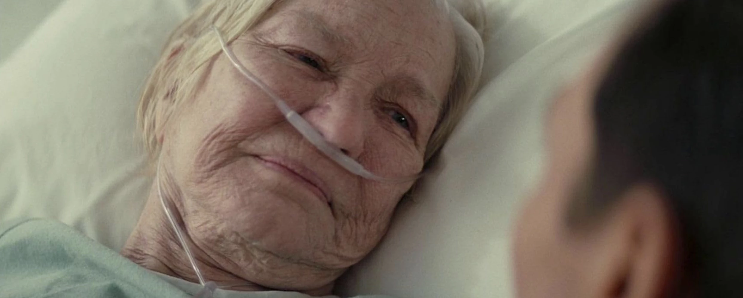 W rozgrywającej się w szpitalu, jednej z ostatnich scen filmu przy łóżku pojawiają się prawdziwe dzieci Matthew McConaugheya, Levi i Vida. Ellen Burstyn dotyka nawet po głowie pierwszego z nich.