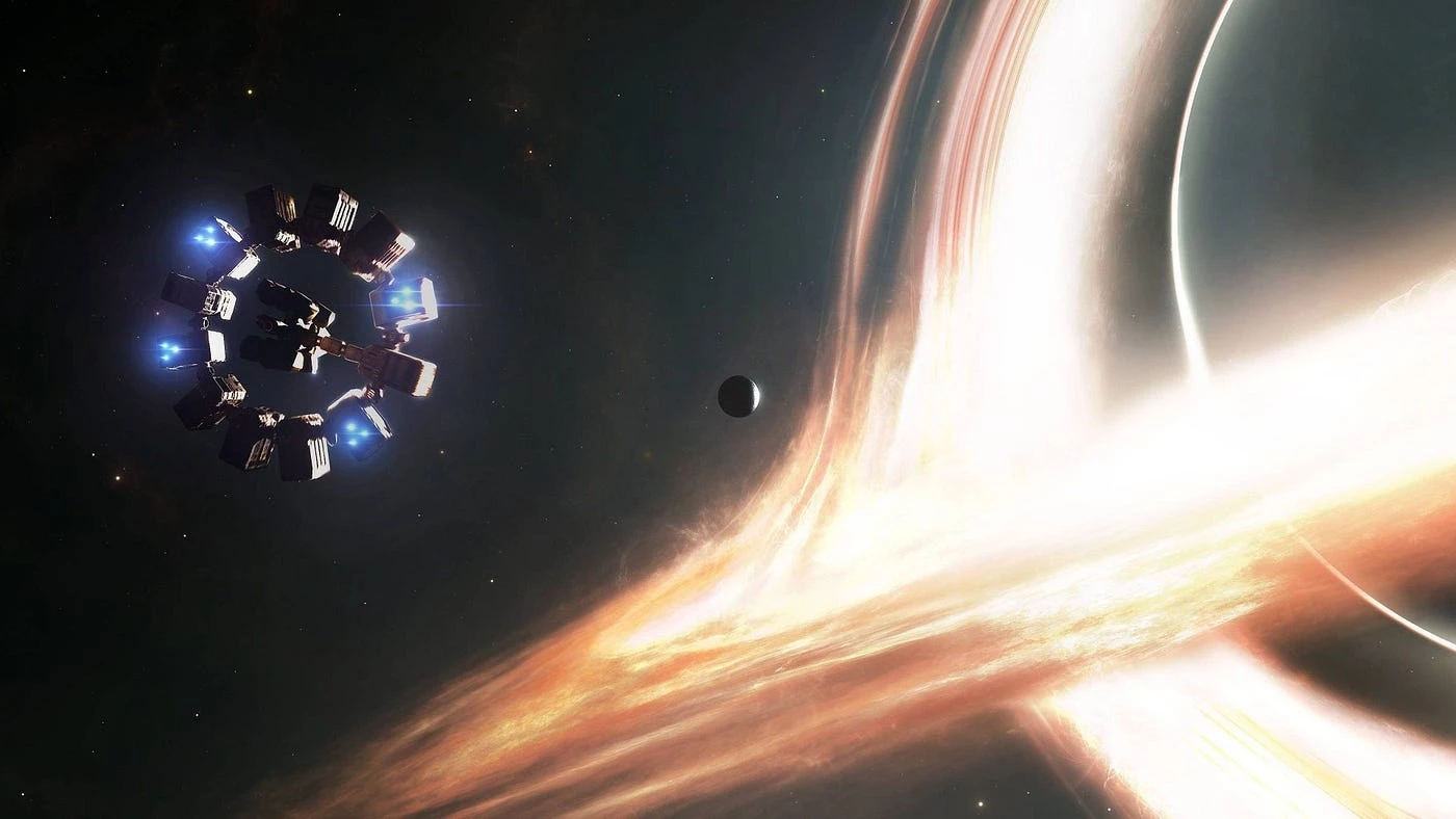 Zauważcie, że kształty niektórych pojazdów kosmicznych przywodzą na myśl tarczę zegara – Nolan wielokrotnie podkreślał (nie tylko w „Interstellar”), że kluczowy dla filmu upływ czasu to jedna z najbardziej interesujących go kwestii.