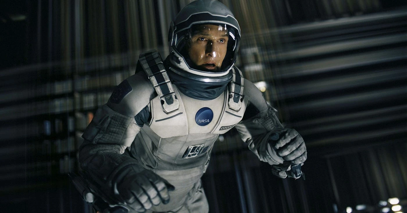 Hans Zimmer tworzył muzykę do filmu nie na podstawie scenariusza, a na bazie „jednej strony tekstu”, który bardziej „odnosił się do doświadczeń kompozytora niż do fabuły filmu”. Nolan zasugerował jedynie Zimmerowi, by ten pozbył się ze ścieżki dźwiękowej „smyczkowych ostinato (wielokrotnych powtórzeń danego fragmentu – przyp. aut.) i głośnych bębnów i kotłów”.