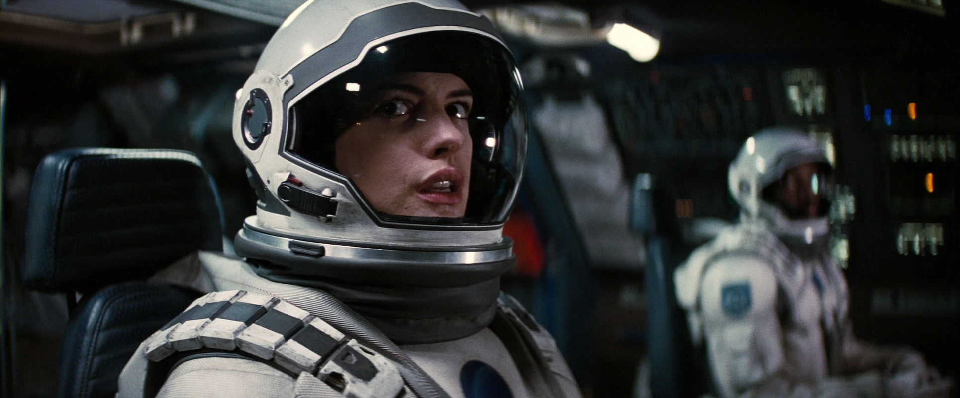 Postać Anne Hathaway ma na imię Amelia. To nawiązanie do legendarnej Amelii Earhart, dziennikarki i pilotki, która jako pierwsza kobieta w historii samotnie przeleciała Atlantyk. W 1937 roku najprawdopodobniej zginęła ona w trakcie próby wykonania lotu wokółziemskiego, choć jej ciała nie odnaleziono do dziś.