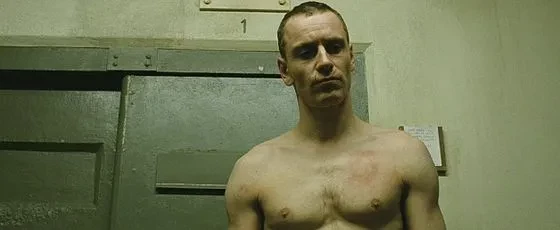 Michael Fassbender to kolejna osoba na tej liście, która przeszła przez drastyczną dietę. Dla filmu „Głód” schudł ponad 18 kilogramów, co zaowocowało wychudłą sylwetką, zapadniętymi policzkami i całkowitym zanikiem libido na jakiś czas.