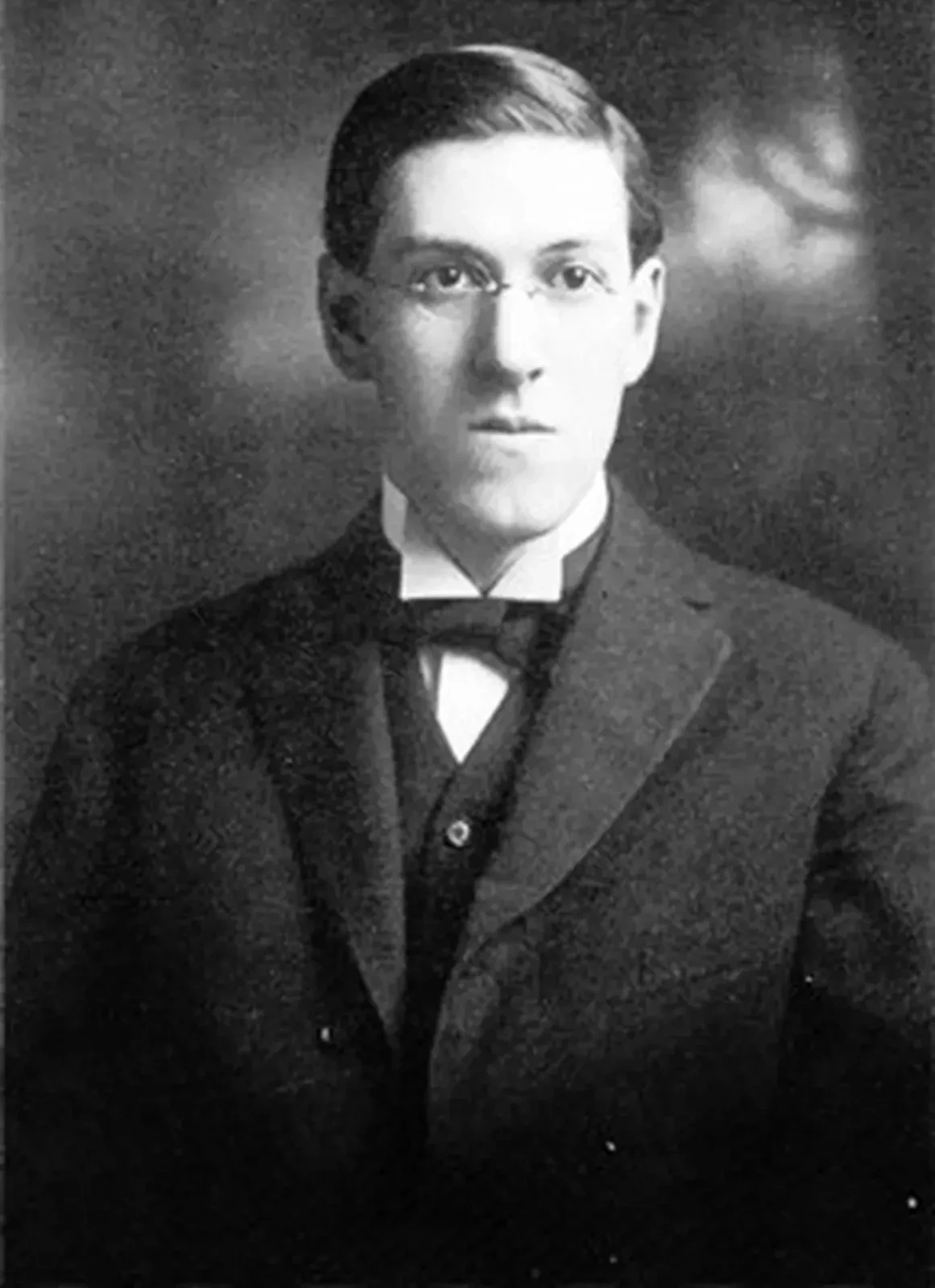 3. H.P. Lovecraft (twórca mitologii Cthulhu; mamy na uwadze, że jego twórczość łączy elementy fantasy, horroru i science fiction)