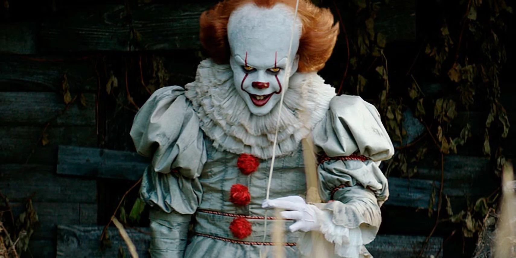 Nie każdy wie, kto kryje się pod kostiumem Pennywise'a. To Bill Skarsgård! By upodobnić go do klauna, wizażyści Alec Gilles i Tom Woodruff Jr. musieli wyrzeźbić odpowiedni kształt z gliny na głowie aktora, a potem uformować protezy, pasujące do jego twarzy. Skarsgård miał też sztuczne zęby i soczewki kontaktowe.