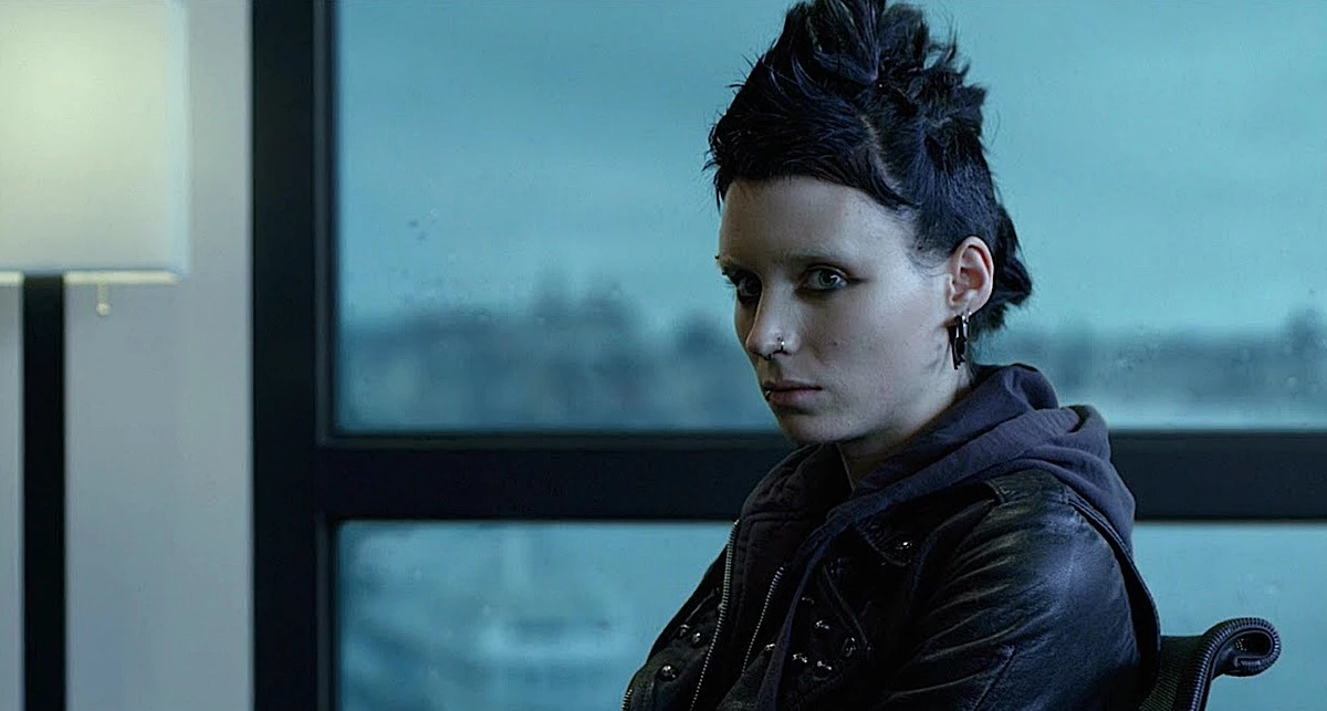 Rooney Mara do roli w filmie „Dziewczyna z tatuażem” całkiem zmieniła swój wygląd. Nie tylko obcięła włosy, ale też zrobiła sobie kilka piercingów (między innymi w nosie, wargach i na sutkach) oraz tatuaży. Zrzuciła również sporo kilogramów. Chciała wczuć się w bohaterkę i sprawić, by występ był jak najbardziej autentyczny.