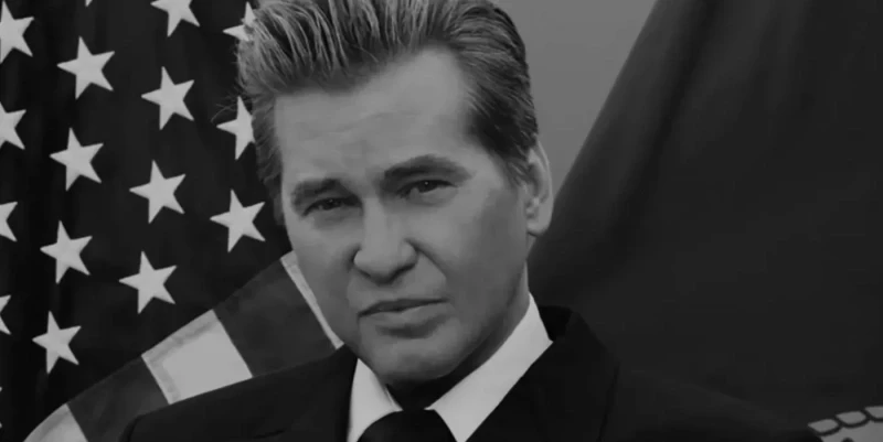 Val Kilmer (31 grudnia 1959 - 1 kwietnia 2025): gwiazdor zmarł na zapalnie płuc. Od lat zmagał się z poważnymi problemami zdrowotnymi związanymi z rakiem gardła, który zdiagnozowano u niego w 2014 roku. Miał 65 lat.