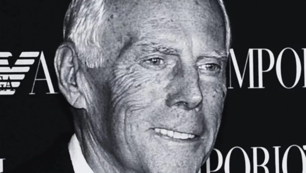 Giorgio Armani (11 lipca 1934 - 4 września 2025): przyczyna śmierci legendarnego projektanta nie została oficjalnie podana. Zagraniczne media ustaliły jednak, że w ostatnich tygodniach przed śmiercią chorował i przeszedł infekcję płuc. Miał 91 lat.