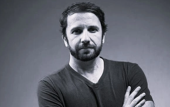 Brad Everett Young (24 lipca 1979 - 15 września 2025): aktor i fotograf zginął na miejscu w wypadku samochodowym. Zderzył się z jadącym pod prąd samochodem. Miał 46 lat.