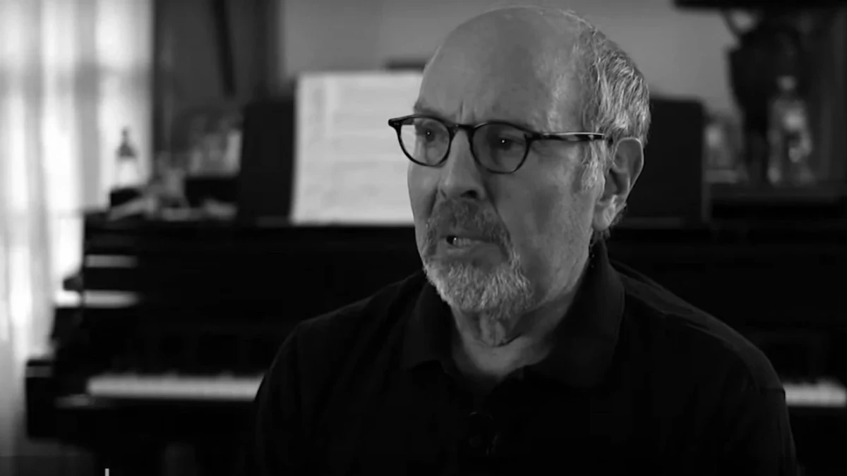 Mark Snow (26 sierpnia 1946 - 4 lipca 2025): przyczyna śmierci legendarnego muzyka i kompozytora nie została podana do wiadomości publicznej. Miał 78 lat.