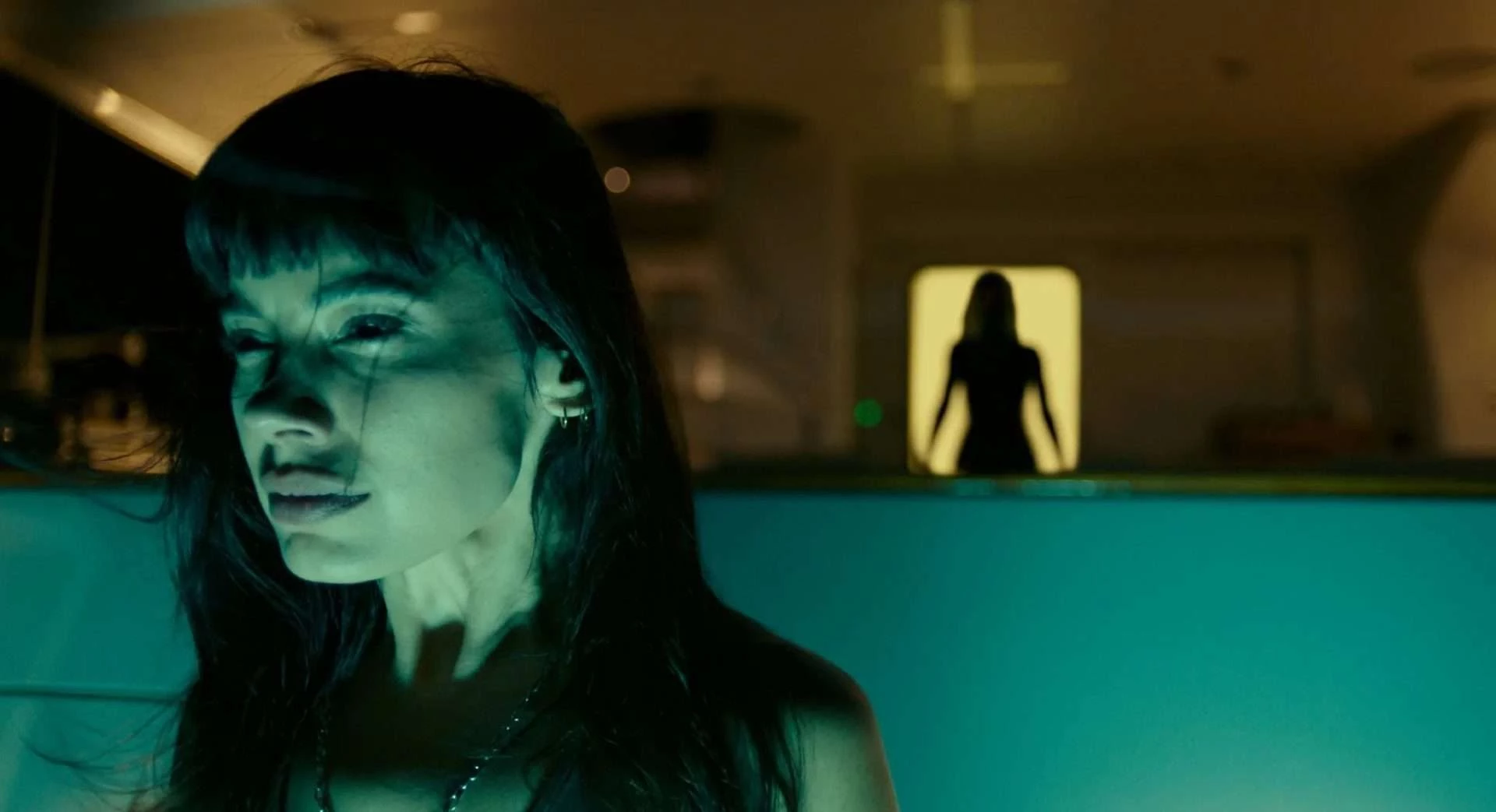 Presence (2025) - niewidzialna istota zamieszkująca dom, która straszy mieszkańców i z której perspektywy obserwujemy całą historię.