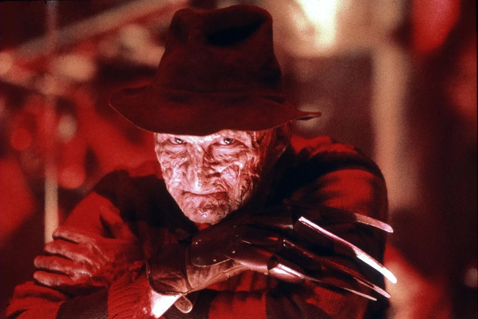 W Koszmarze z ulicy Wiązów 3: Wojownicy snów bitwy toczą się w umysłach (snach) głównych bohaterów. Reżyser Frank Darabont, który napisał scenariusz horroru, odpowiada za 2 odcinki serialu Stranger Things w tym sezonie.