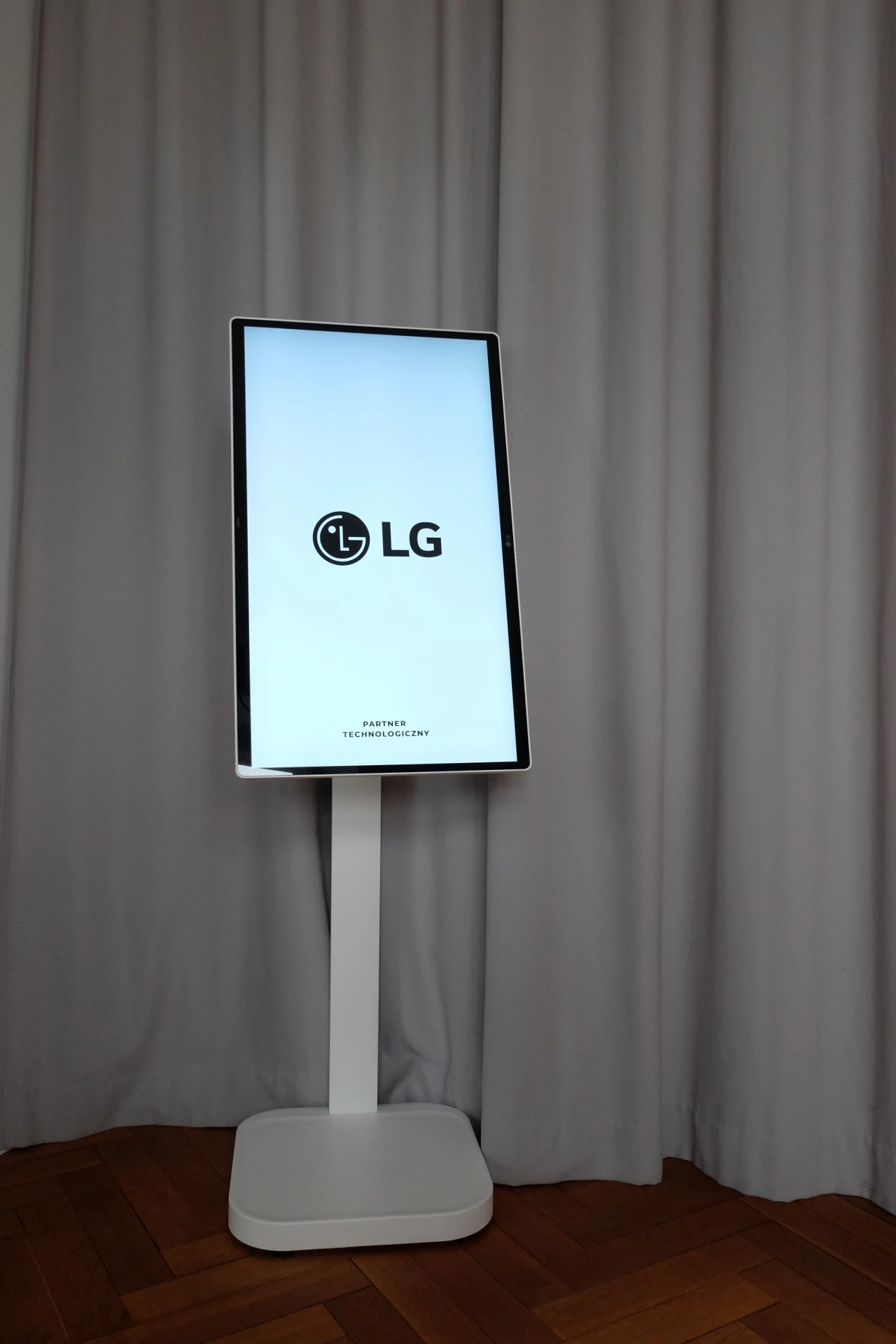 LG Swing w MMC Studio