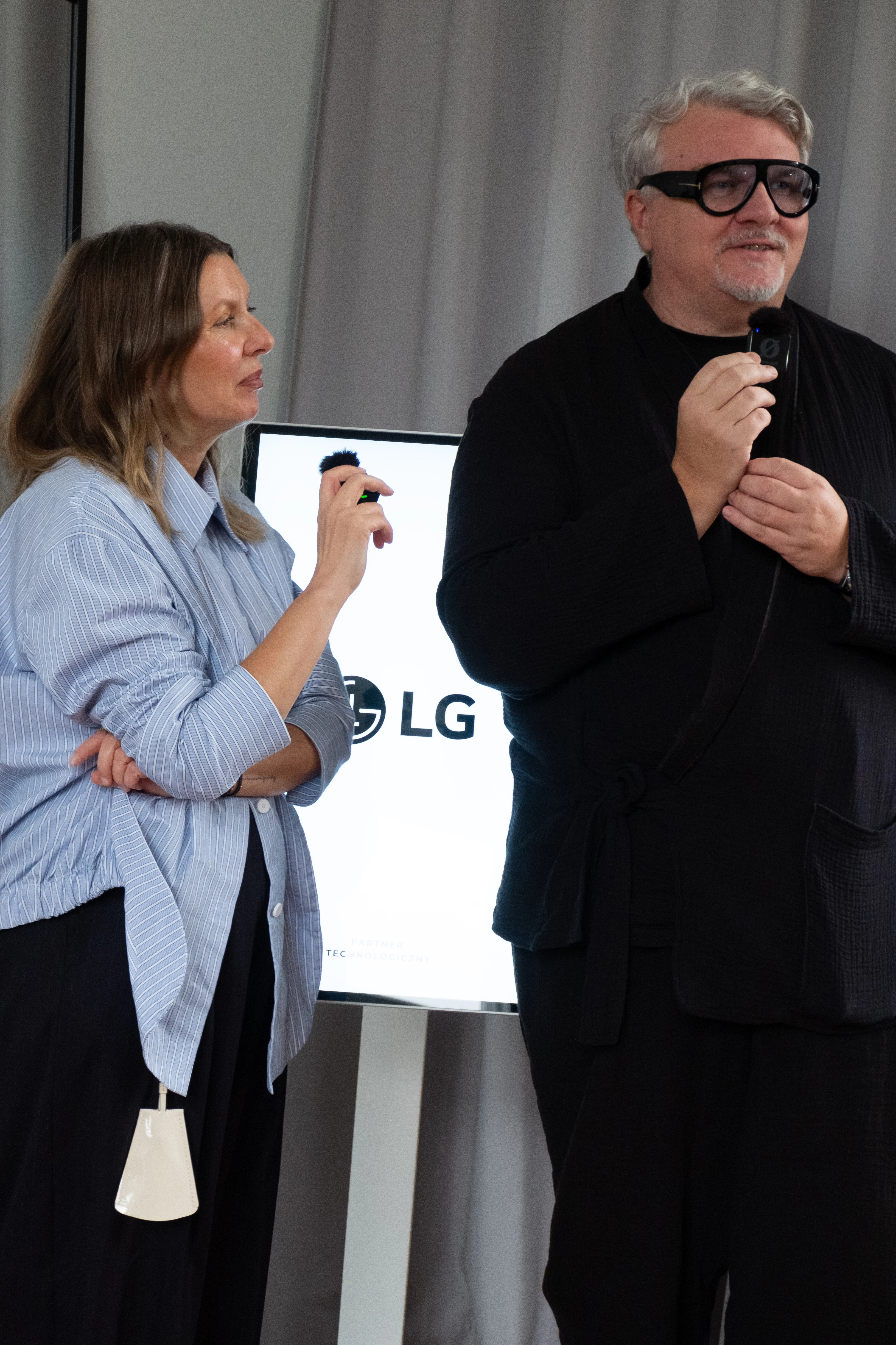 LG Swing w MMC Studio