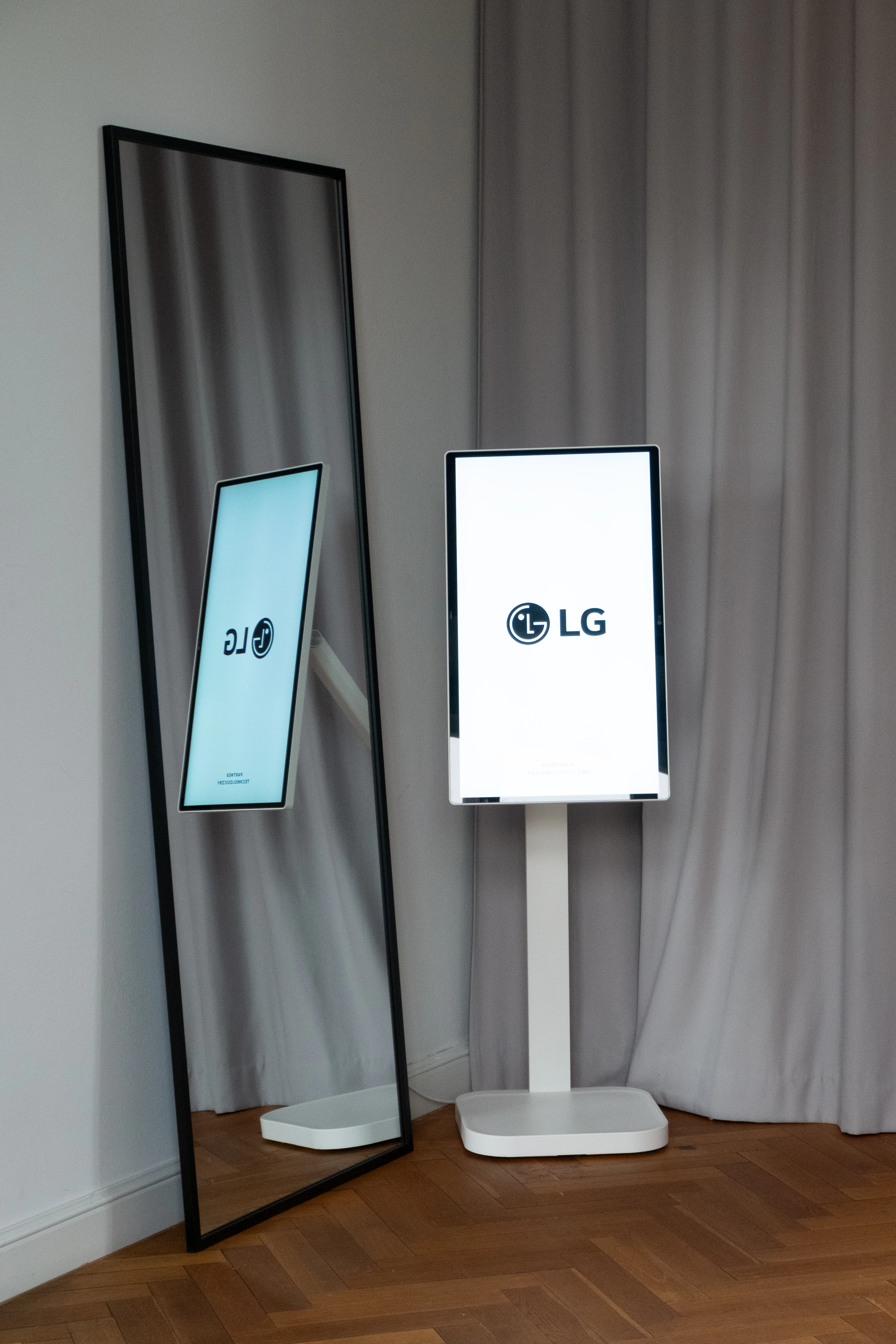 LG Swing w MMC Studio