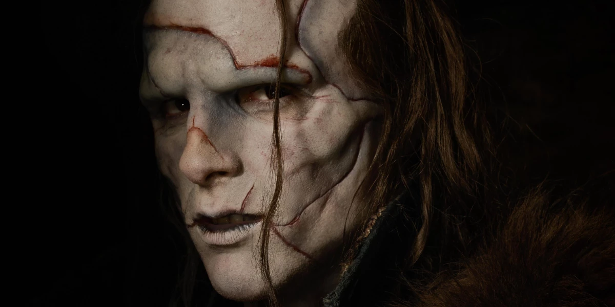 Kadr z filmu Frankenstein Od Netflixa. Na zdjęciu jest Jacob Elordi jako