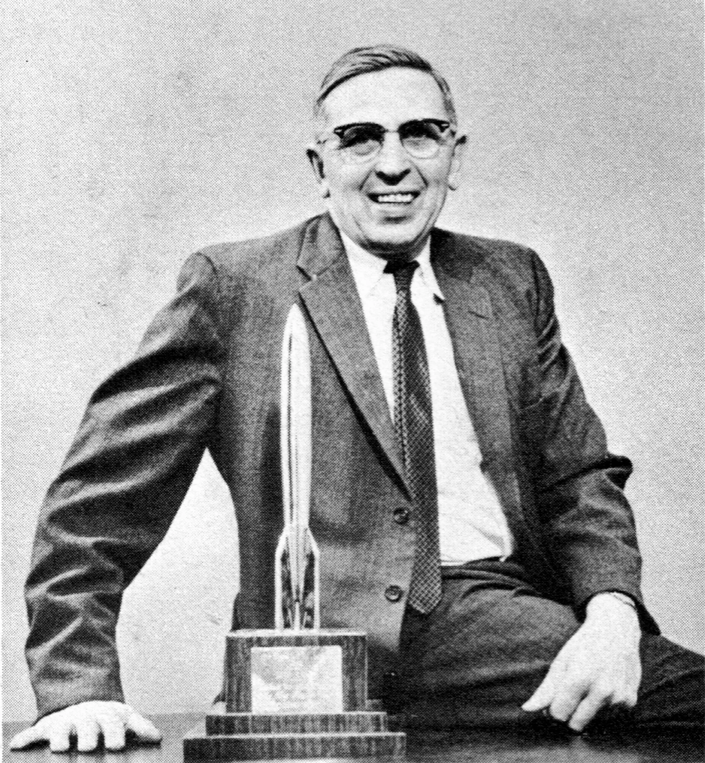 27. Clifford D. Simak (Czas jest najprostszą rzeczą, Stacja pośrednia)