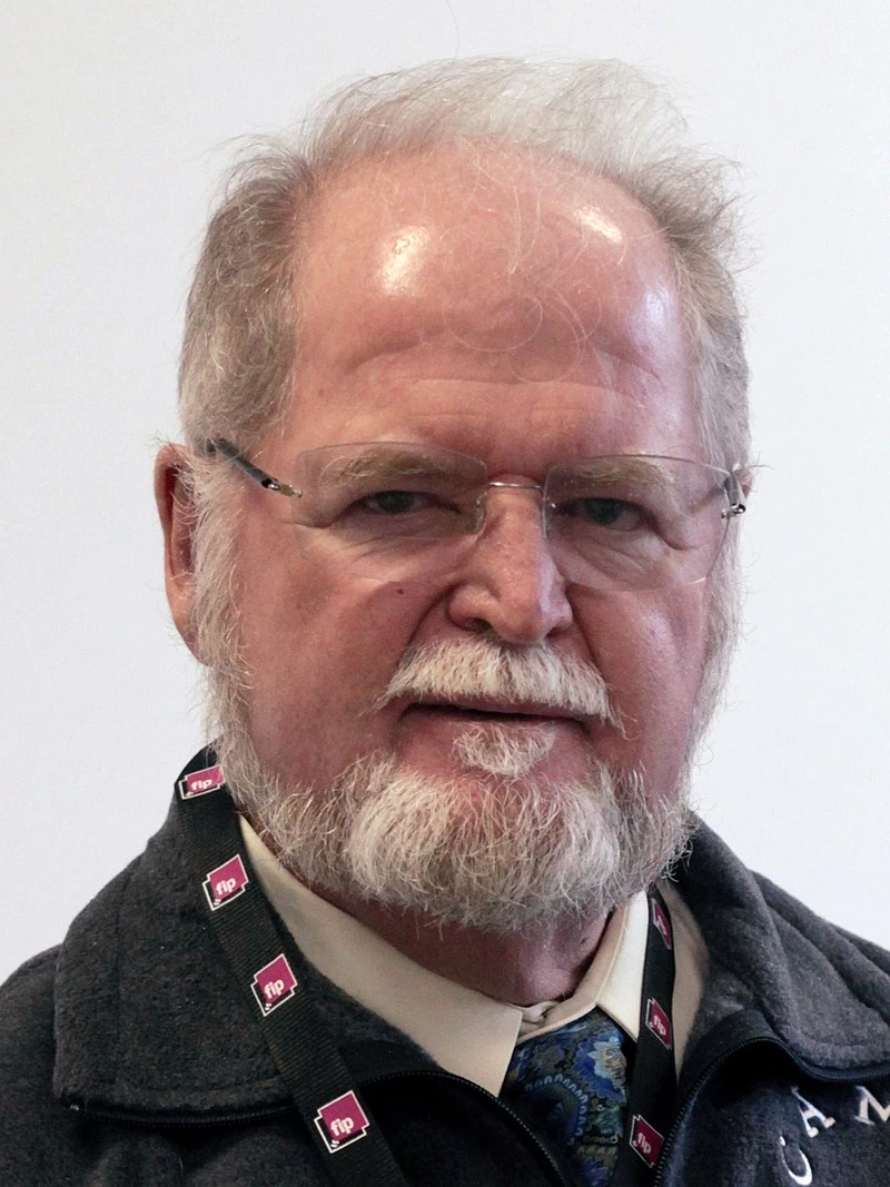 19. Larry Niven (cykl Pierścień, Pyłek w oku Boga)