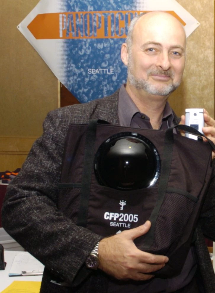 48. David Brin (dalsze tomy cyklu Fundacja, Listonosz, Stare jest piękne)