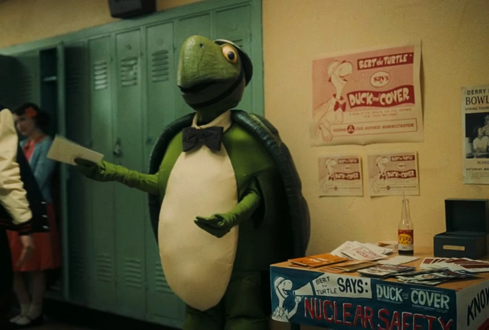 Przez cały odcinek wielokrotnie przewija się motyw żółwia – widzimy go w szkole, podczas ćwiczeń zachowań na wypadek ataku nuklearnego czy na pudełku, które Matty zabiera na spotkanie z Lilly. To oczywiste nawiązanie do Maturina, kluczowej postaci w całym multiwersum Stephena Kinga.