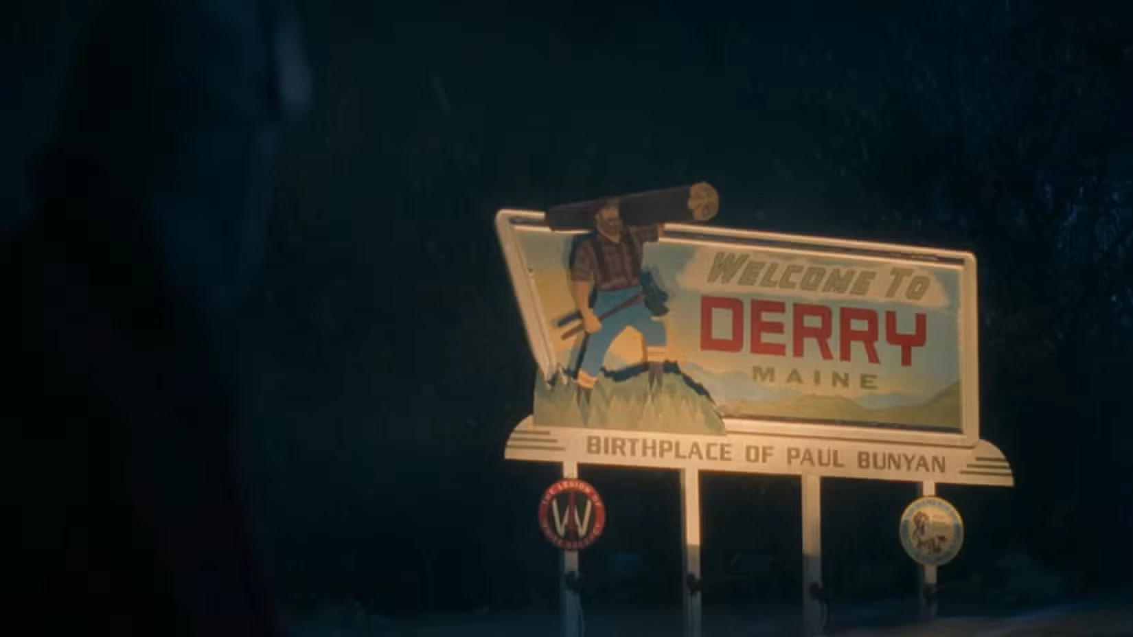 Wjeżdżający do Derry widzą wizerunek Paula Bunyana, legendarnego drwala rozsławionego przez amerykański folklor. Jego prawdziwy pomnik znajduje się w Bangor w stanie Maine, które King wykorzystał jako inspirację do stworzenia Derry.