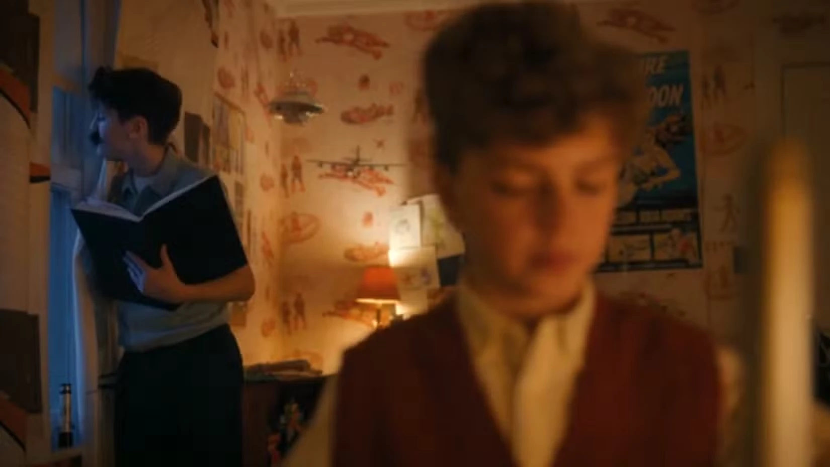 Na ścianie w pokoju Teddy’ego widzimy plakat filmu „Potwór z Czarnej Laguny” z 1954 roku. Bardzo podobną wyglądem postać przybrał Pennywise, gdy po raz pierwszy ukazywał się w książce Eddiemu.